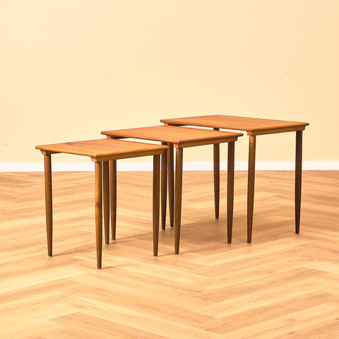 Danskt nästbord i teak och valnöt