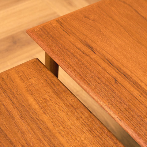 Danskt nästbord i teak och valnöt