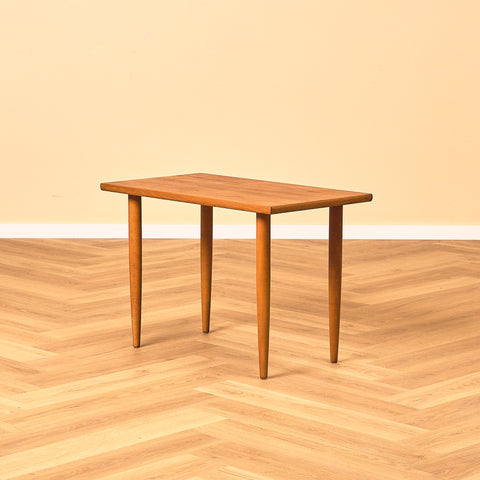 Svenskt sidobord i teak och bok