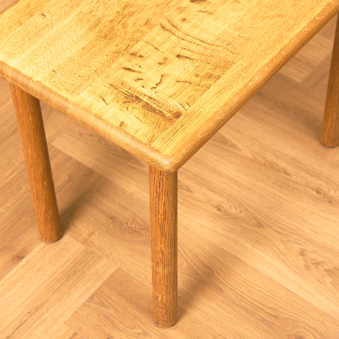 Svenskt sidobord i ek