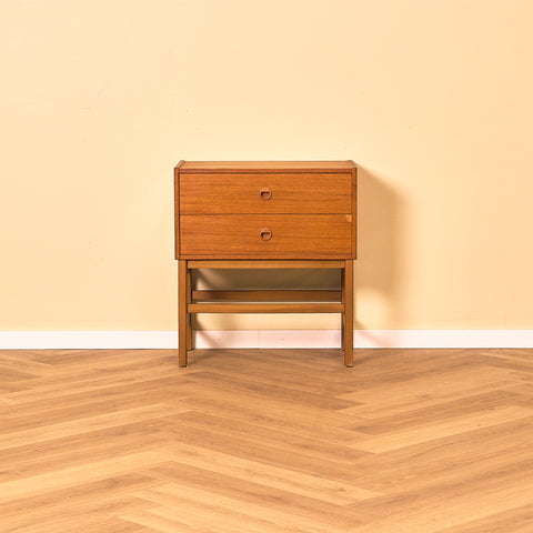 Svensk liten byrå i teak och bok