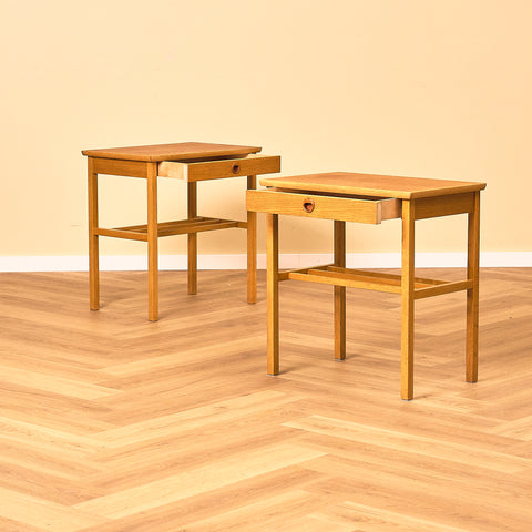 Svenskt sängbord i teak och ek