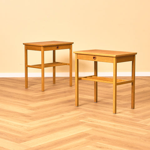 Svenskt sängbord i teak och ek
