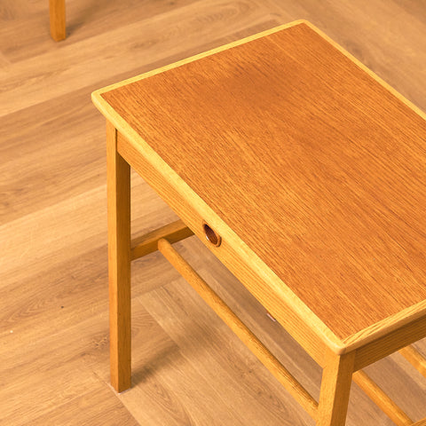 Svenskt sängbord i teak och ek