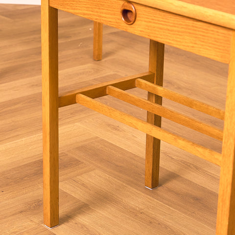 Svenskt sängbord i teak och ek