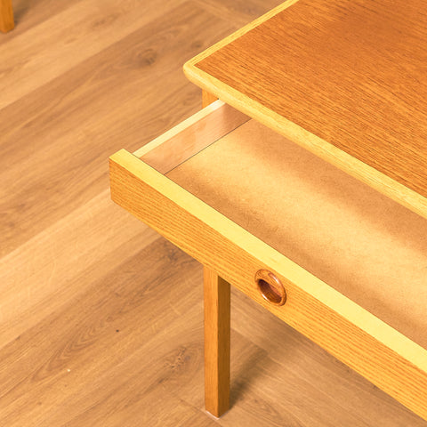 Svenskt sängbord i teak och ek