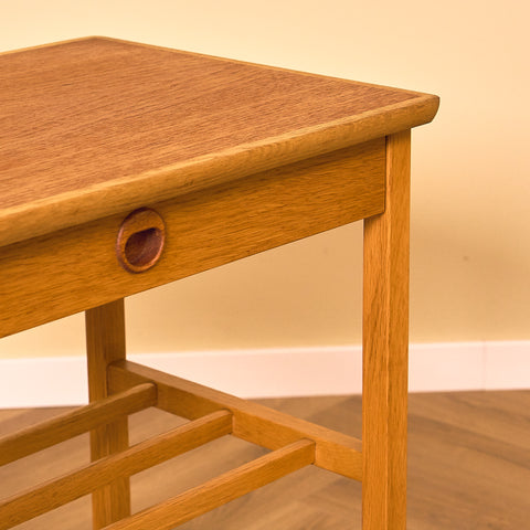 Svenskt sängbord i teak och ek