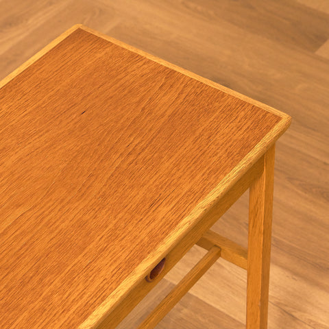 Svenskt sängbord i teak och ek
