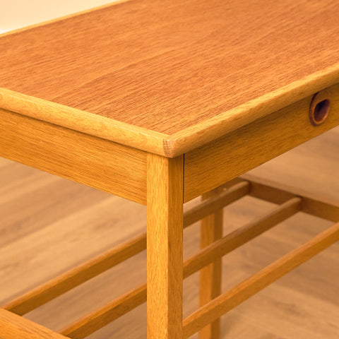 Svenskt sängbord i teak och ek