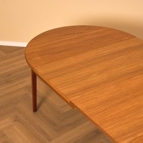 Danish round dining table in teak by Henry Rosengren Hansen