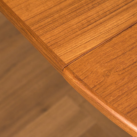 Danish round dining table in teak by Henry Rosengren Hansen