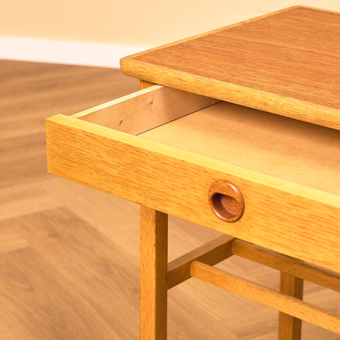 Svenskt sängbord i teak och ek