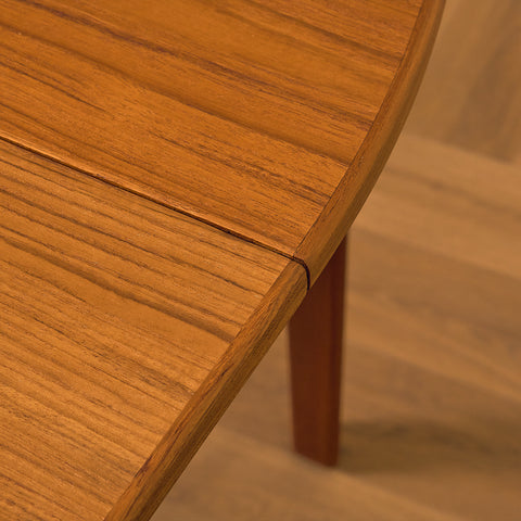 Danish round dining table in teak by Henry Rosengren Hansen