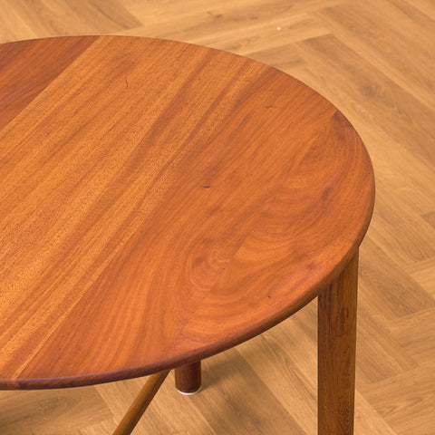 Svenskt sidobord i mahogny och ek