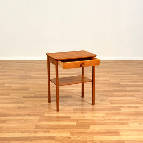 Side table in teak