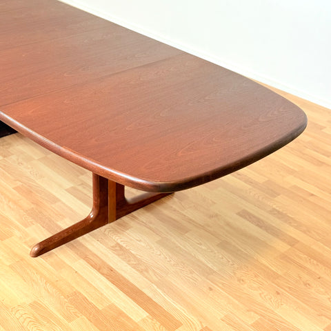Danish oval dining table in mahogany by Skovby Møbelfabrik