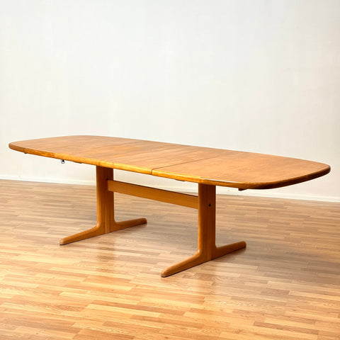 Danish oval dining table in oak by Skovby Møblefabrik