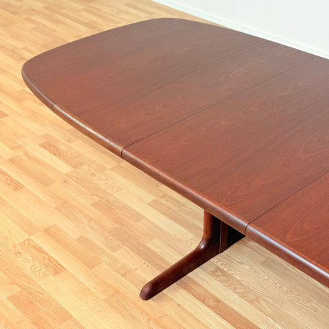 Danish oval dining table in mahogany by Skovby Møbelfabrik
