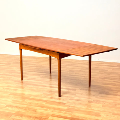 Danish rectangular dining table in teak & oak