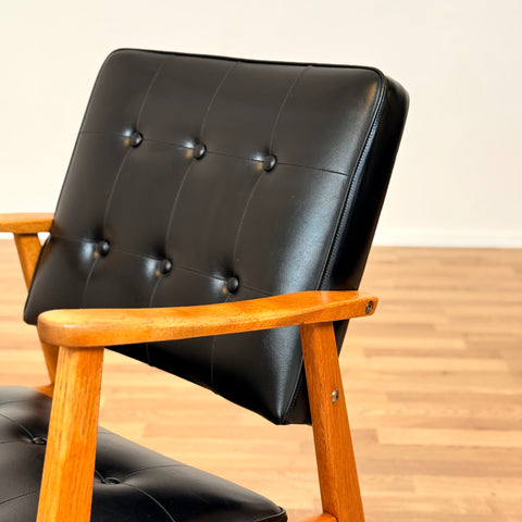 Armchair in solid oak