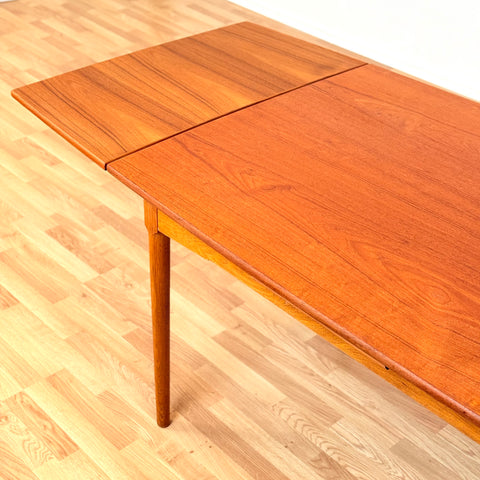 Danish rectangular dining table in teak & oak