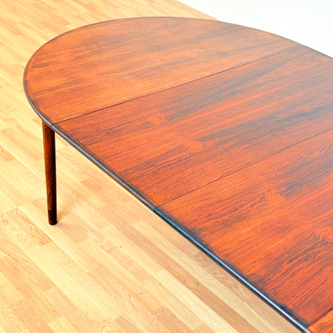 Danish round dining table in Santos rosewood by Arne Vodder
