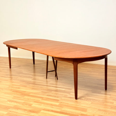 Large round dining table model 62 in teak by Henning Kjærnulf & Erling Torvits for Sorø Stolefabrik