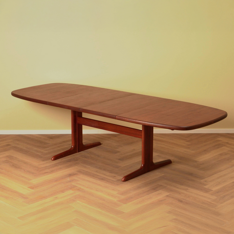 Danish oval dining table in mahogany by Skovby Møbelfabrik