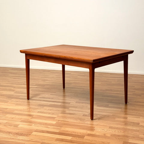 Danish dining table in teak