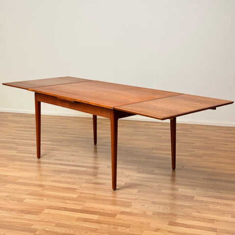 Danish dining table in teak