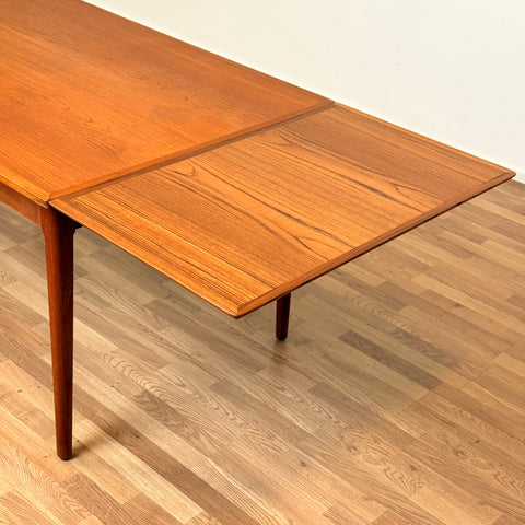 Danish dining table in teak
