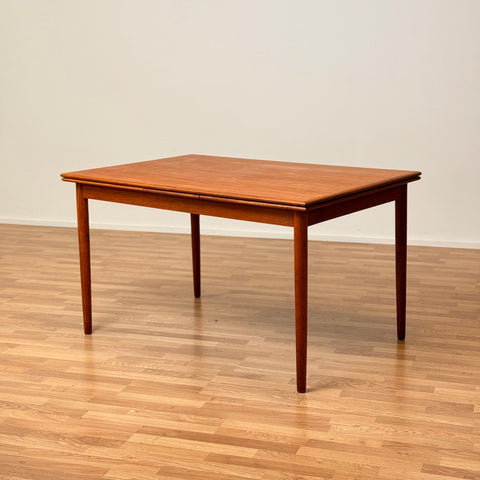 Danish dining table in teakwood