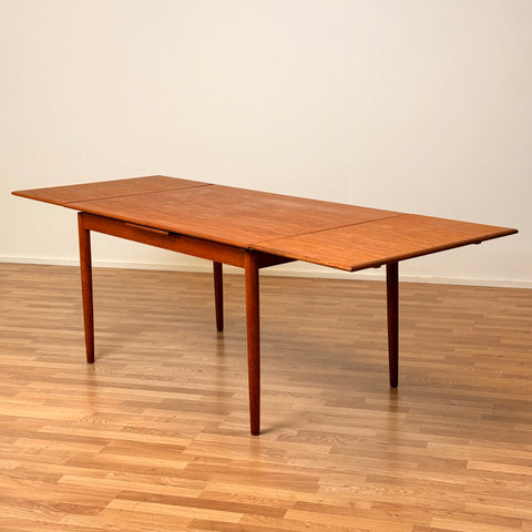 Danish dining table in teakwood