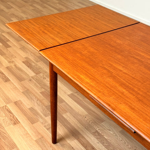 Danish dining table in teakwood