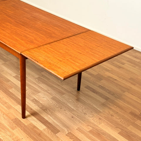 Danish dining table in teakwood