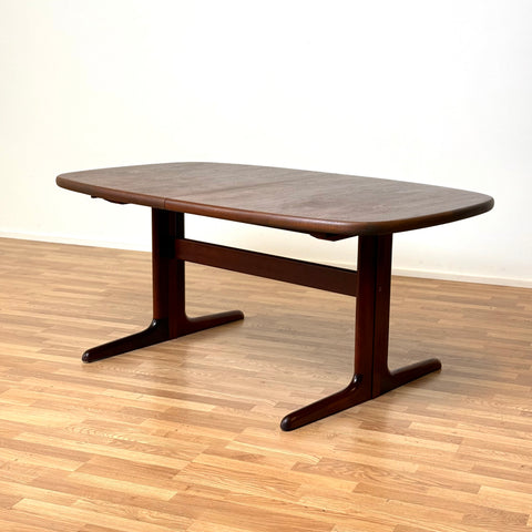 Dining table in walnut by Skovby Møbelfabrik, 1960s-70s, Denmark - Beyo Vintage