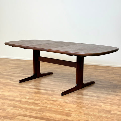 Dining table in walnut by Skovby Møbelfabrik, 1960s-70s, Denmark - Beyo Vintage