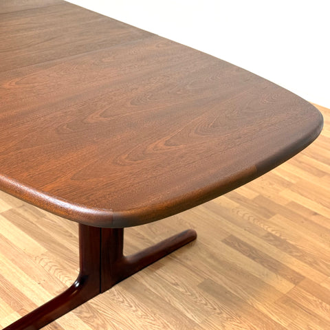 Dining table in walnut by Skovby Møbelfabrik, 1960s-70s, Denmark - Beyo Vintage