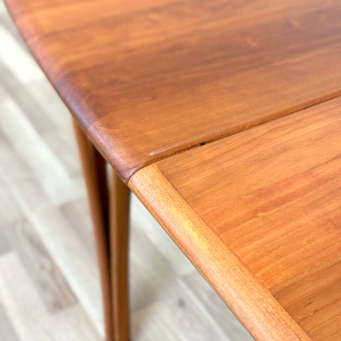 Dining table "Timeless" in oak by Haslev Møbelsnedkeri, 1990s, Denmark - Beyo Vintage