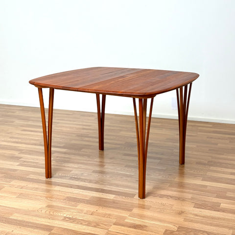 Dining table "Timeless" in oak by Haslev Møbelsnedkeri, 1990s, Denmark - Beyo Vintage