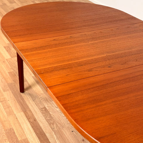 Oval dining table with extension, in teak, Nils Johnsson, Troeds, 1950s-60s - Beyo Vintage