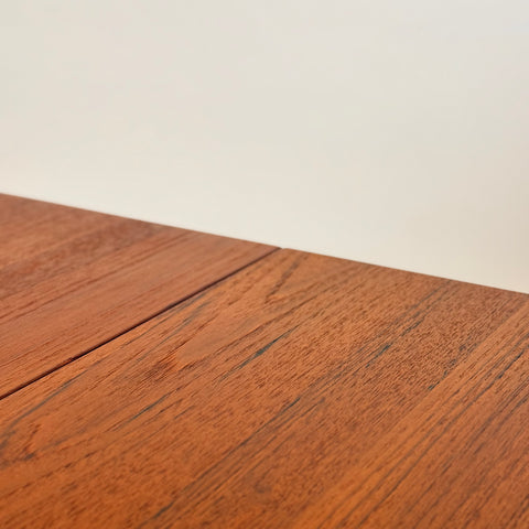 Oval dining table with extension, in teak, Nils Johnsson, Troeds, 1950s-60s - Beyo Vintage