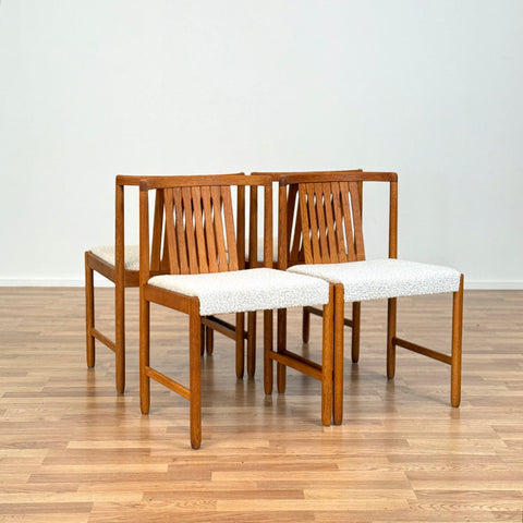 Set of 4 dining chairs in oak by Bertil Fridhagen, 1964, Sweden - Beyo Vintage