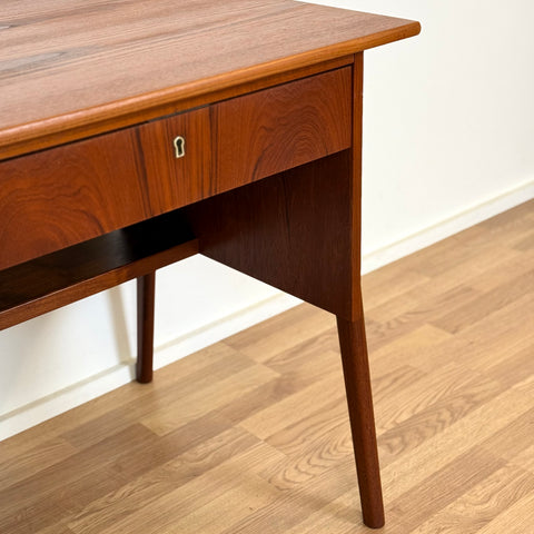 PRICE Small writing desk in teak, 1950s-60s, Denmark - Beyo Vintage