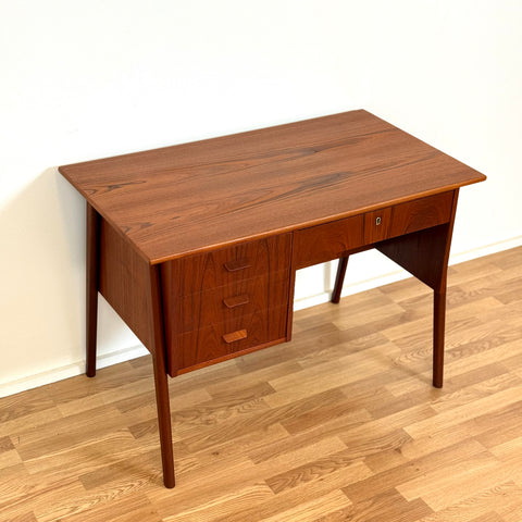 PRICE Small writing desk in teak, 1950s-60s, Denmark - Beyo Vintage